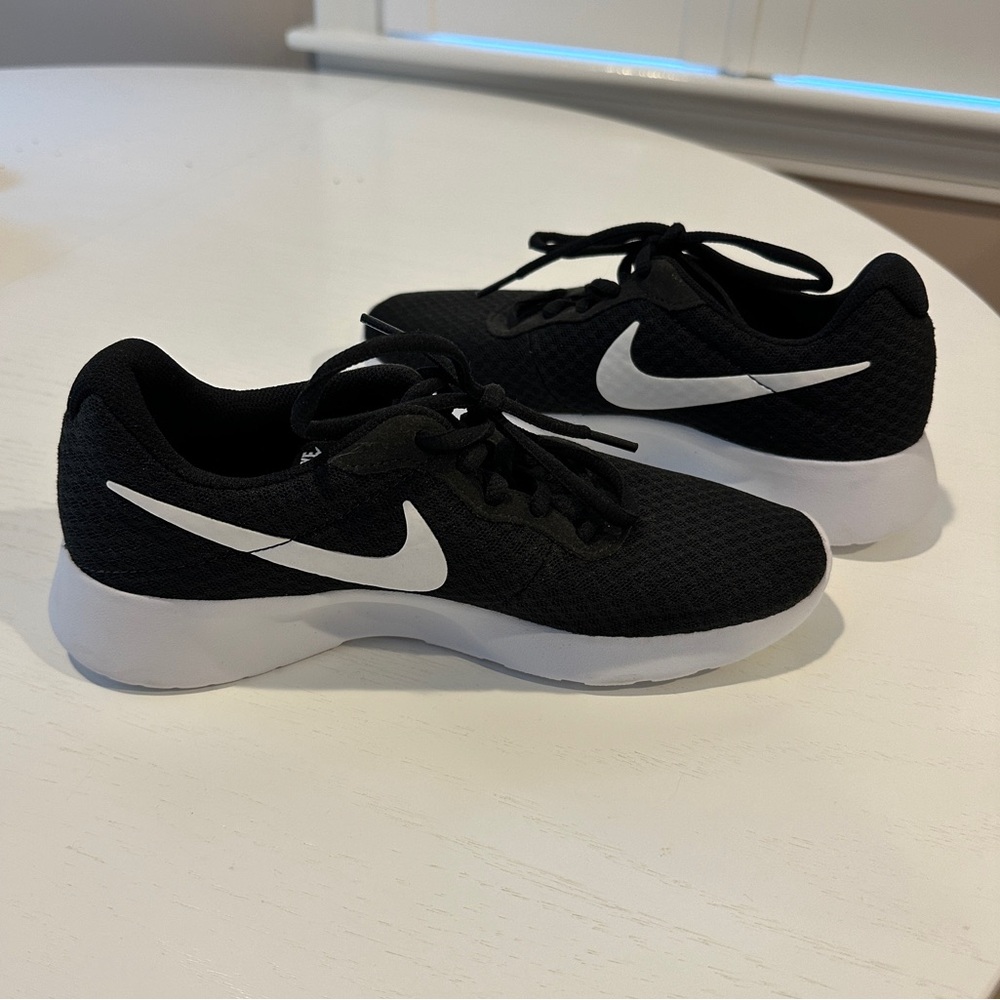 NWOT Black Womens Nike Sneakers (size 6.5)